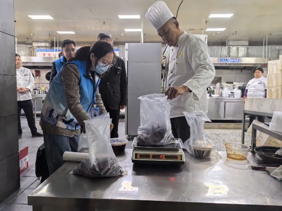 消费者“点单”某餐饮门店，现场取样、称重